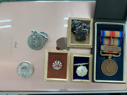 金貨、軍記章など