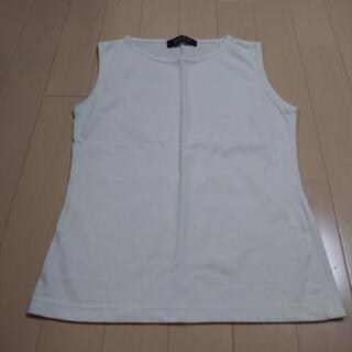 白のタンクトップ
