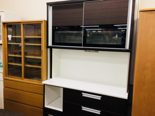 ニトリの２枚スライド扉カップボードです。