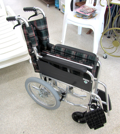マキテック 車椅子 介助用 ブレーキ付き 背折れ グリーンチェック KS30-4043GC   ☆ PayPay(ペイペイ)決済可能 