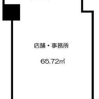 四角形で使い勝手の良い１階事務所・店舗・倉庫空きます！前面に一時無料駐車スペース、シャッター、出入口表裏２か所、等充実の設備　造作可の画像