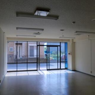 四角形で使い勝手の良い１階事務所・店舗・倉庫空きます！前面に一時無料駐車スペース、シャッター、出入口表裏２か所、等充実の設備　造作可 - 朝霞市