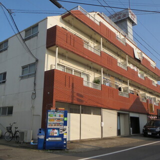 四角形で使い勝手の良い１階事務所・店舗・倉庫空きます！前面に一時無料駐車スペース、シャッター、出入口表裏２か所、等充実の設備　造作可 - 不動産