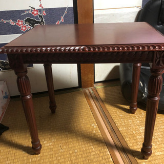 アンティークテーブルの画像