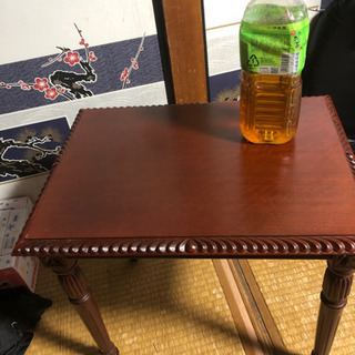 アンティークテーブルの画像