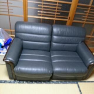 カーブ付の4人座れるソファーです
