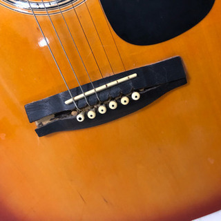 壊れたギターの画像