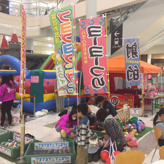 ふわふわ遊具と縁日の監視スタッフの画像