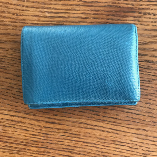 【値下げ】プラダ  二つ折り財布  青