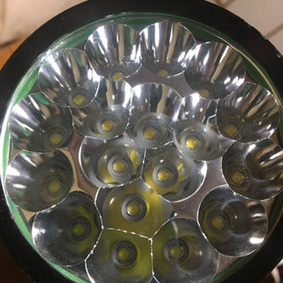 22000ルーメンLEDライト充電器2個付き、電池無し
