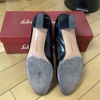 フェラガモ パンプスの画像