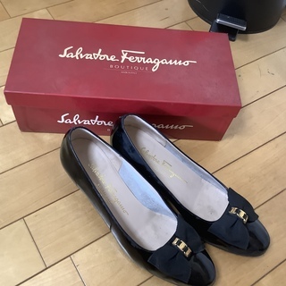 フェラガモ パンプスの画像