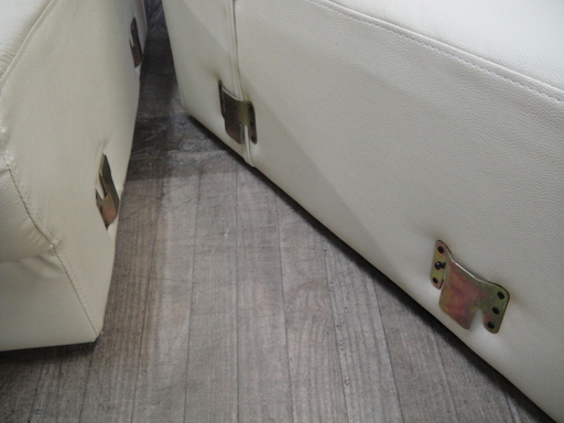 フェイクレザー張り　３人掛けソファ　中央部テーブル付き　セパレートタイプ　ジョイント金具