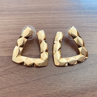 お洒落なゴールドピアス