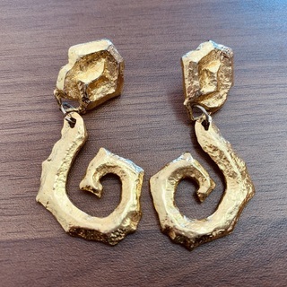 渦巻き型ゴールドピアス