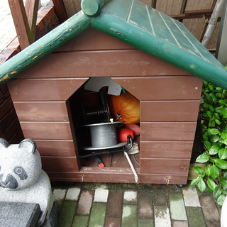 ログハウス使用の大型犬の犬小屋