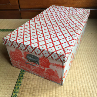 【さらに値下げ】レトロポップ☆ブリキの衣装ケース  赤のお家とお花の柄