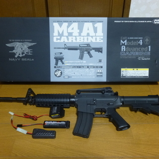 【値下げ】東京マルイ 電動ガン M4A1カービン 300連射マガ...