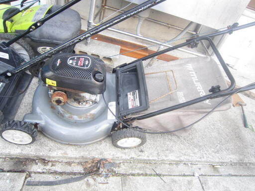 POULAN 芝刈り機５．５馬力バケット付き