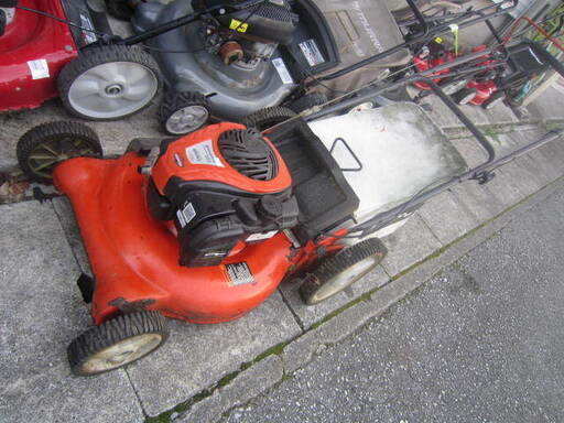 ジャンクHUSQVANER芝刈り機５．５馬力バケット付き 　オイル漏れ