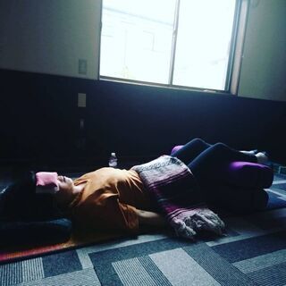 忙しいあなたにぴったりのヨガがあります。の画像