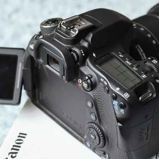 CANON EOS80Dと ズームレンズのEF-S 18-135 IS USMセット