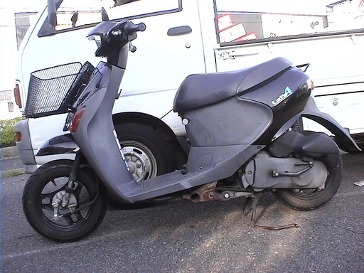 来店にて即決になりました　今度は黒　第3弾！スズキレッツ4　4サイクル　これも便利なフロントバスケット付き。