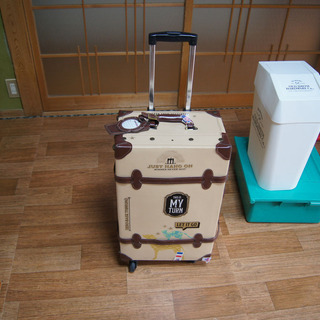 革製　スーツケース　シール貼りまくり　車輪破損
