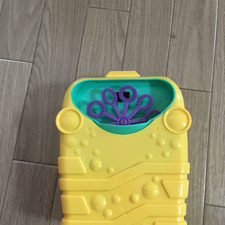 オモチャとバッテリーとゴミ