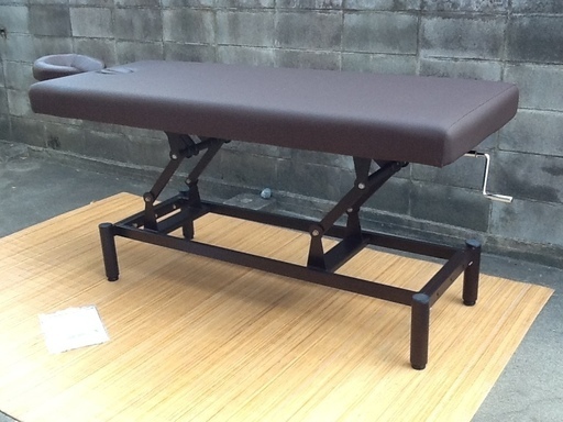 【おすすめ品・1台限り】良品！手動昇降マッサージベッド、エステベッド　185×75×高さ52～92㎝　セブンビューティの製品　配達もし