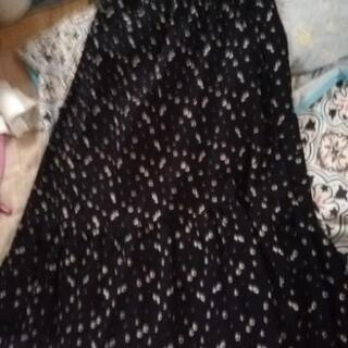 ネイビーの白い小花柄のスカートあげます！