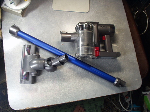 ダイソンDC45中古品 コードレス\u0026スティクタイプ掃除機 動作確認済 簡易な掃除済 本体のみ取説・充電器・隙間ノズル等無