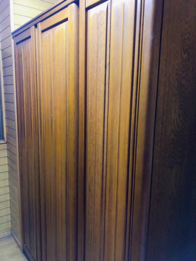 クローゼット型収納家具 年代物ですが新品同様