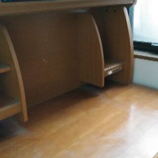 机とベッドです。良かったら、使ってください。