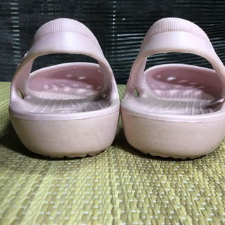 中古 レディースcrocsサンダルの画像