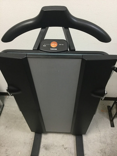 【送料無料・設置無料サービス有り】ズボンプレッサー TOSHIBA HIP-T55 中古