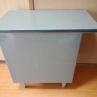 事務用机の引き出しの画像