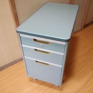 事務用机の引き出しの画像