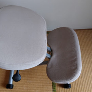 姿勢が気になっていらっしゃる方、どなたかお使いになりませんか？確かに、座った「姿勢」は良くなります。でも、座り続けていると少し草臥れるかも...の画像