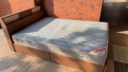 ダブルベッド　引き出し付き