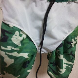 美品✨130cm グリーン系迷彩柄水着  &オレンジポロシャツ　値下げ⤵の画像