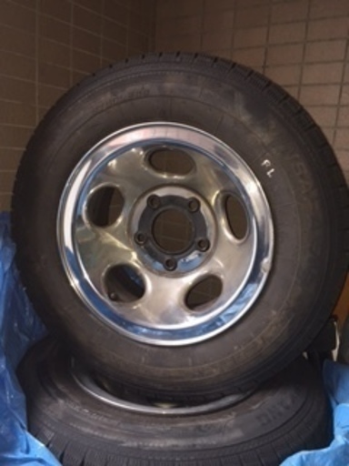 ダッジラムバンショーティー純正メッキホイール１５インチ/５穴PCD139.7+スッタドレスタイヤ付き