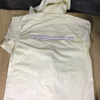 新古 レインコート クリーム色の画像