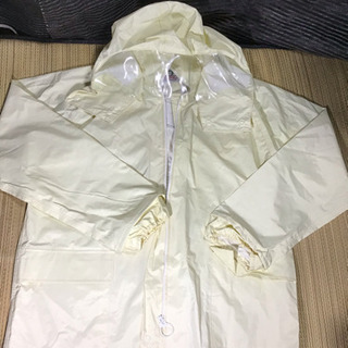 新古 レインコート クリーム色の画像