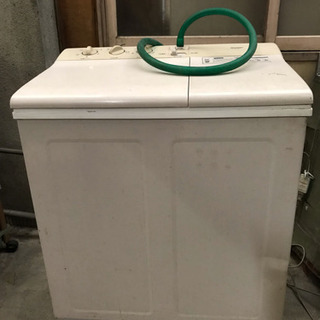 かなり古い二槽式洗濯機の画像