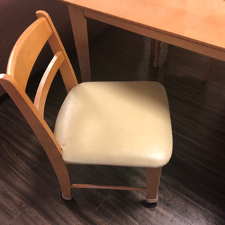 ダイニングテーブル、おまけでイスもあります。の画像