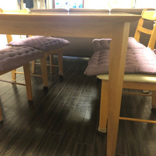 ダイニングテーブル、おまけでイスもあります。の画像