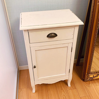 かわいい白チェストの画像