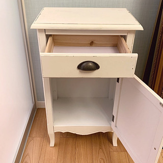 かわいい白チェストの画像