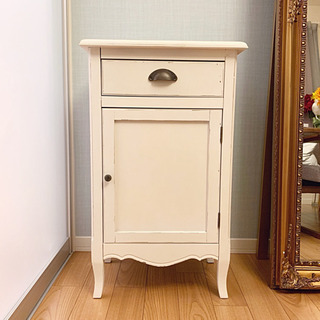 かわいい白チェストの画像